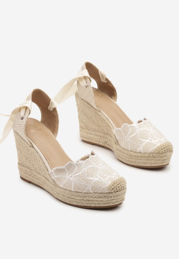 Beżowe Sandały na Koturnie z Plecionki z Haftem i Ozdobnym Wiązaniem Mevolina