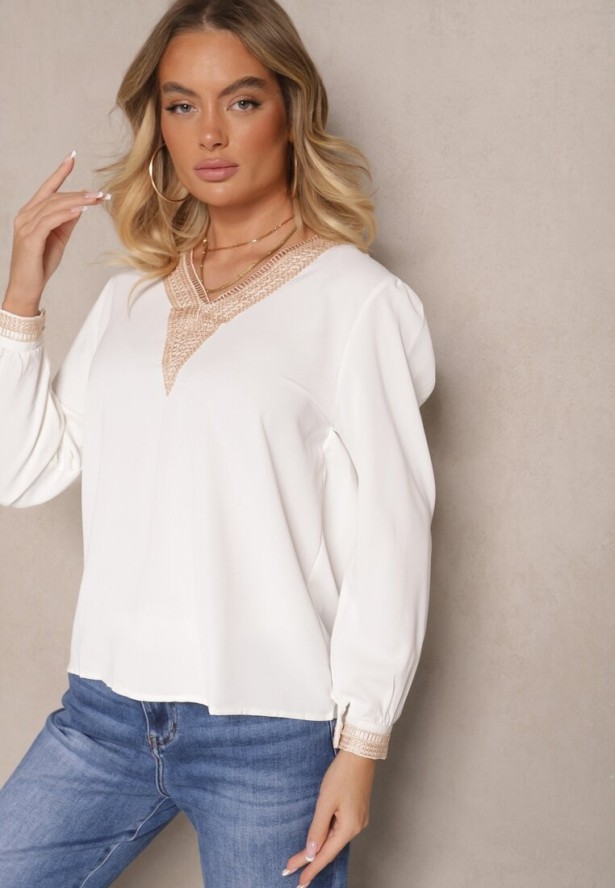 Biała Rustykalna Bluzka z Dekoltem w Serek Zdobiona Koronką Gonasea