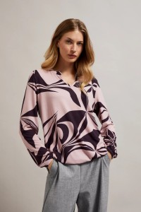 Sweter z geometrycznym wzorem różowy