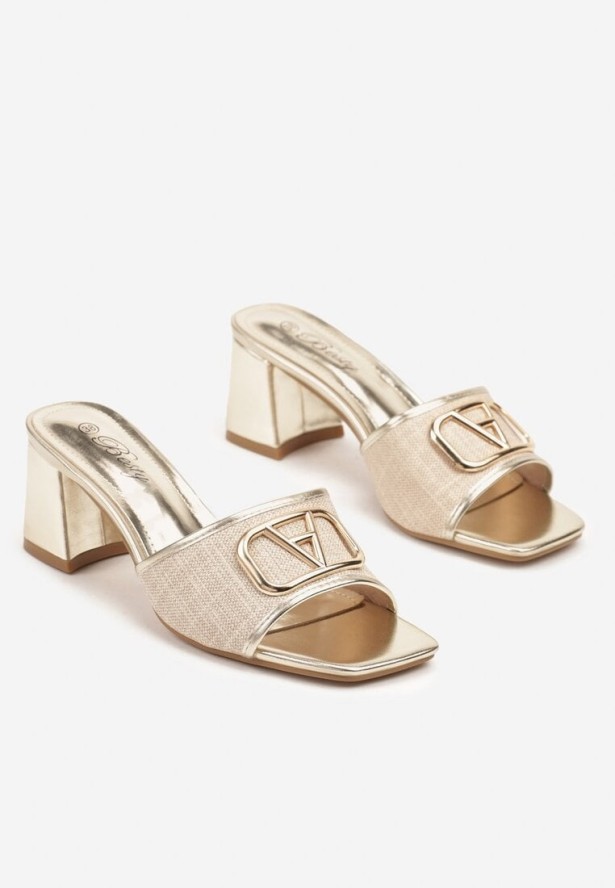 Złote Eleganckie Klapki na Słupku Zdobione Metaliczną Aplikacją Tillindira