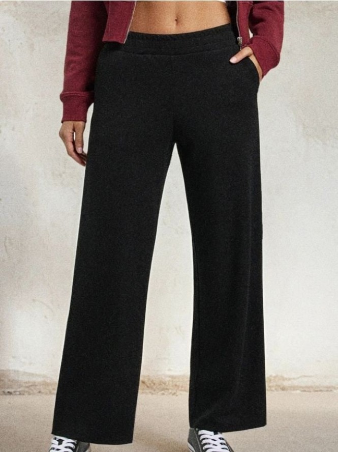 Spodnie dresowe z szerokimi nogawkami soft touch - czarny