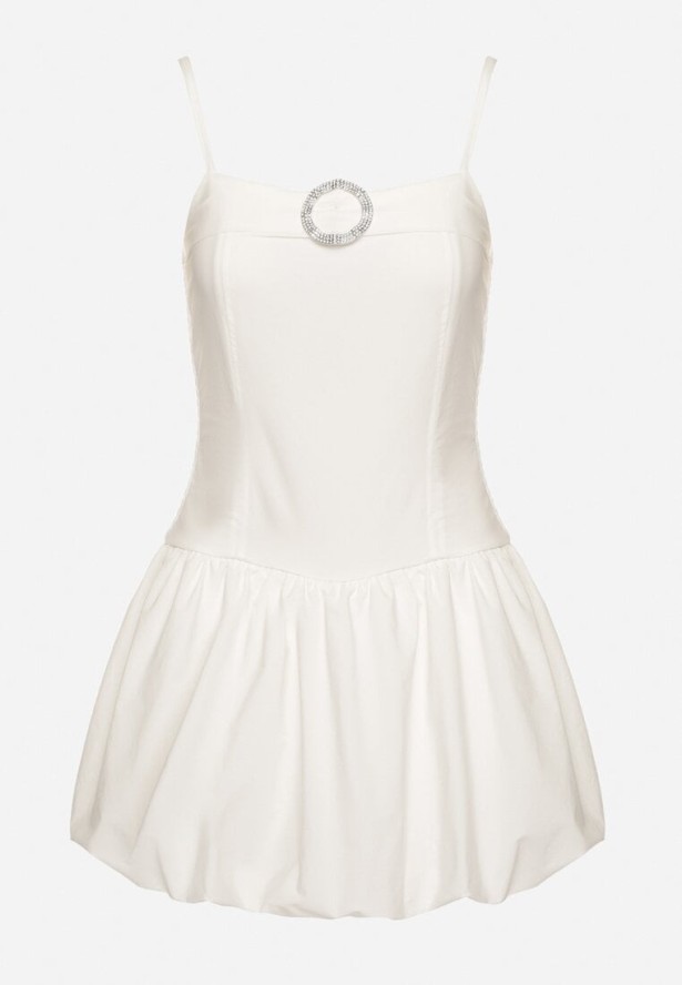 Biała Sukienka Typu Bombka z Cyrkoniową Klamrą z Podszewką Typu Szorty Nessim