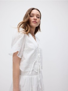 Bluzka z ozdobnym haftem - biały