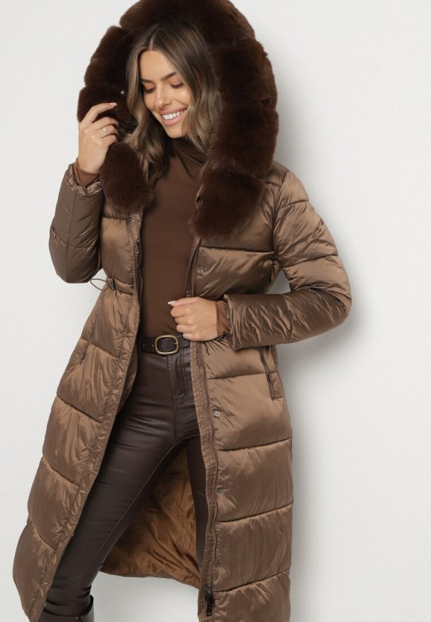 Brązowa Długa Kurtka Puchowa z Pikowanymi Przeszyciami i Kapturem z Futrem Zevea