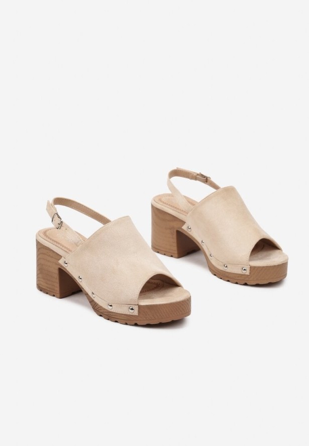 Beżowe Sandały na Słupku z Ozdobnymi Nitami Leaviwen