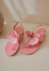 Różowe Sandały Japonki Vices na Niskim Słupku z Kwiatową Aplikacją Natanela