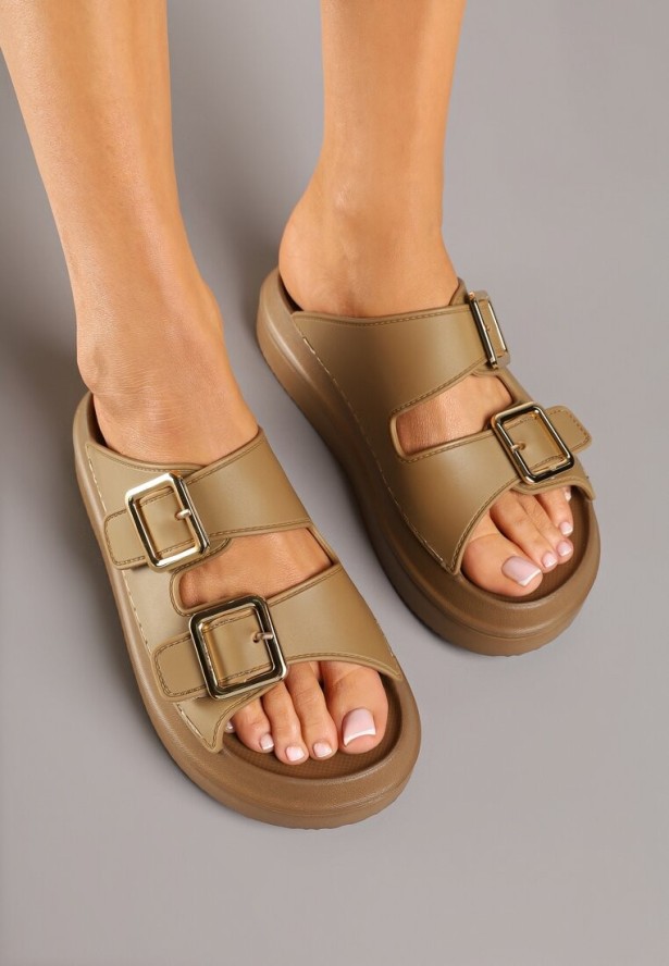 Ciemnobeżowe Klapki na Platformie z Pianki Ozdobione Klamrami Riminna