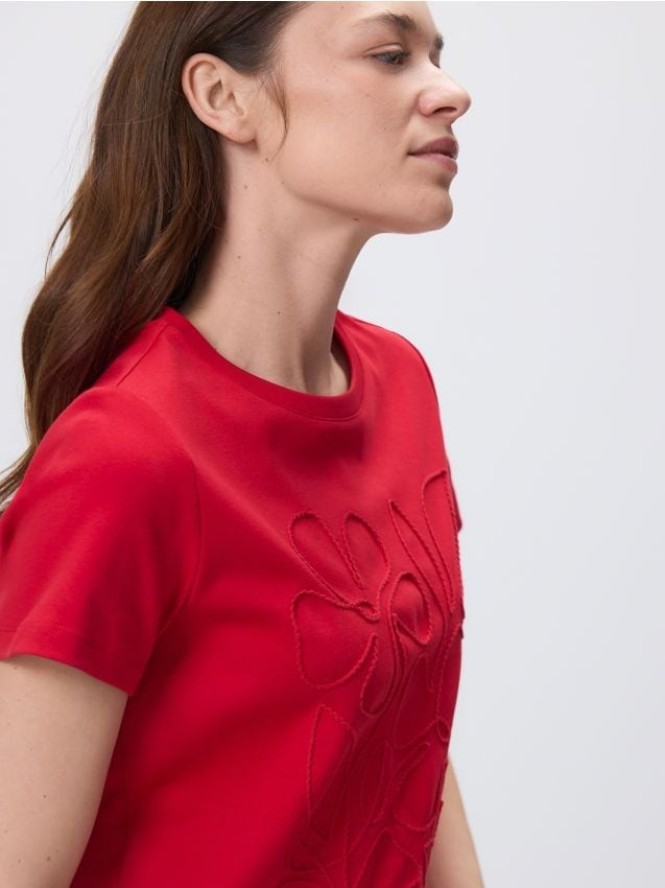T-shirt z kwiatową aplikacją - czerwony