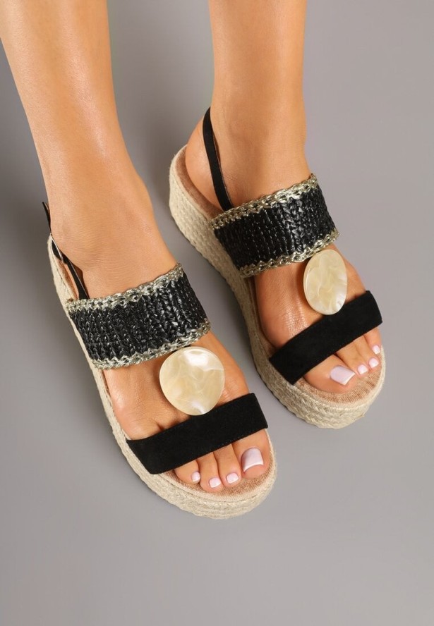 Czarne Sandały na Plecionym Koturnie z Okrągłą Ozdobą Naporra