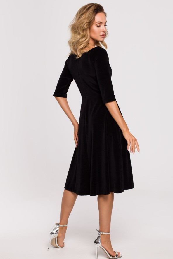 Sukienka welurowa rozkloszowana kopertowa midi z dekoltem V czarna