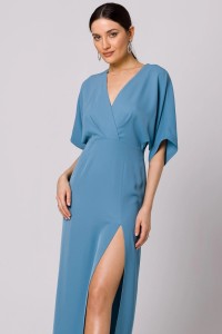 Długa sukienka z dekoltem V i rozcięciem kimonowa niebieska