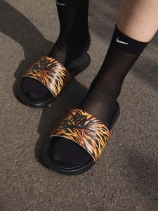 Nike Klapki "Victori one" w kolorze czarno-jasnobrązowym rozmiar: 40,5