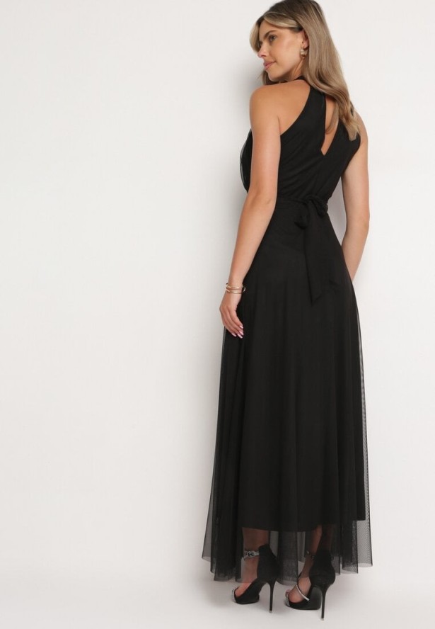 Czarna Wieczorowa Sukienka ze Stójką Wiązana w Talii Ozdobiona Siateczką Nestasoni
