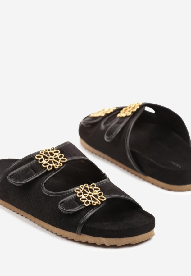 Czarne Klapki Vices z Metaliczną Ozdobą i Dwoma Paskami Maithiana