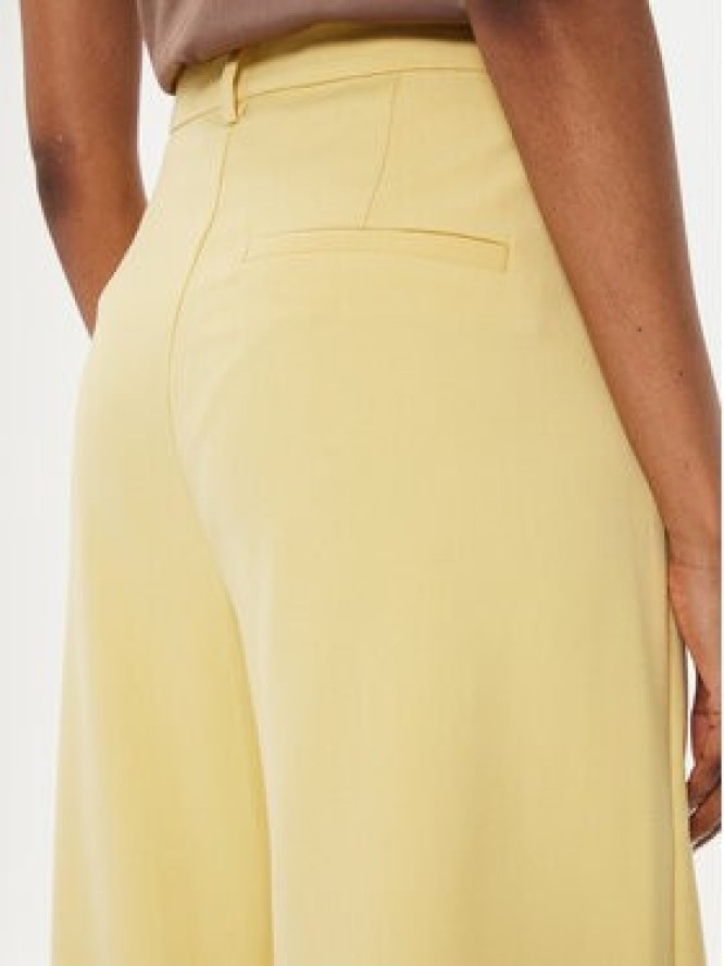 Gestuz Spodnie materiałowe Paula 10906861 Żółty Relaxed Fit