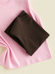 T-shirt z poduszkami na ramionach - ciemnobrązowy