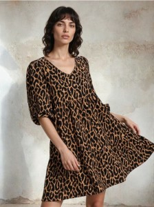 Sukienka mini babydoll w panterkę - brązowy