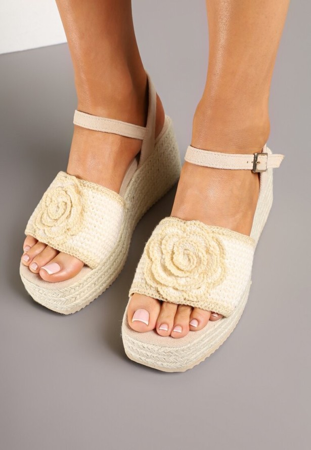 Beżowe Sandały na Koturnie z Plecionką i Kwiatem 3D Falavina