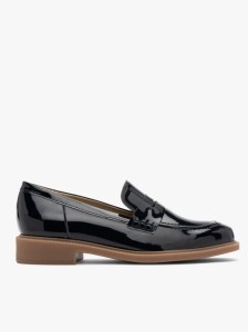 Granatowe lakierowane mokasyny na beżowym spodzie