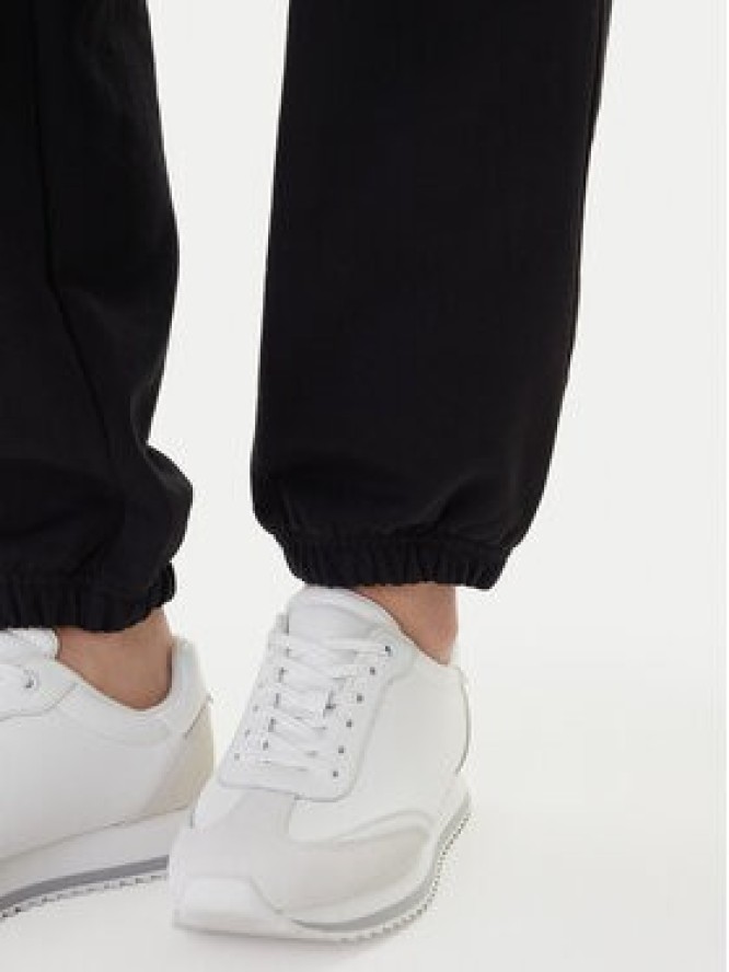 Calvin Klein Jeans Spodnie dresowe Foil Monologo LV047E826G Czarny Regular Fit