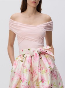 Body z odkrytymi ramionami - pastelowy róż