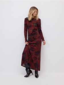 Sukienka z nadrukiem w róże - karminowy
