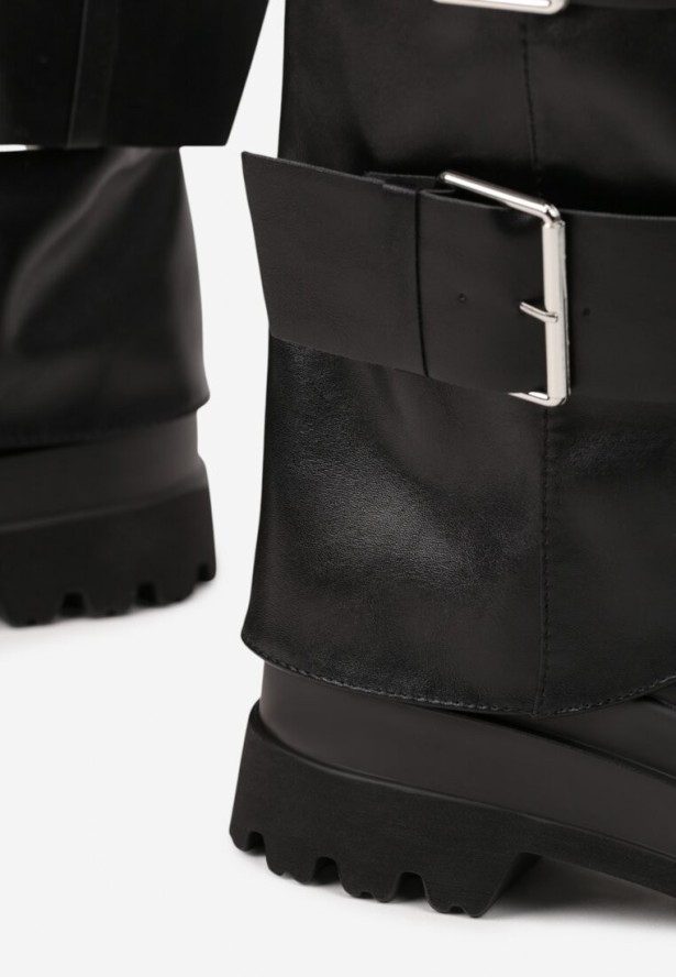 Czarne Kozaki Typu Biker na Platformie Ozdobione Klamrami i Wywiniętą Cholewką Ellisse