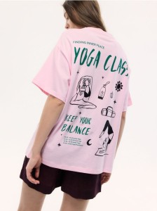 Luźny t-shirt z nadrukiem - pastelowy róż