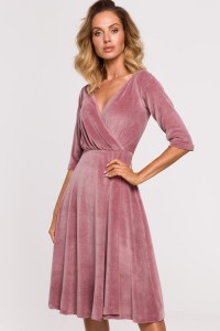Sukienka welurowa rozkloszowana kopertowa midi z dekoltem V różowa