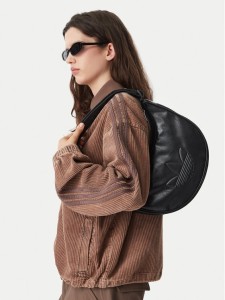 adidas Torebka Adicolor Half Crescent Bag Metallic Pu KR1546 Czarny