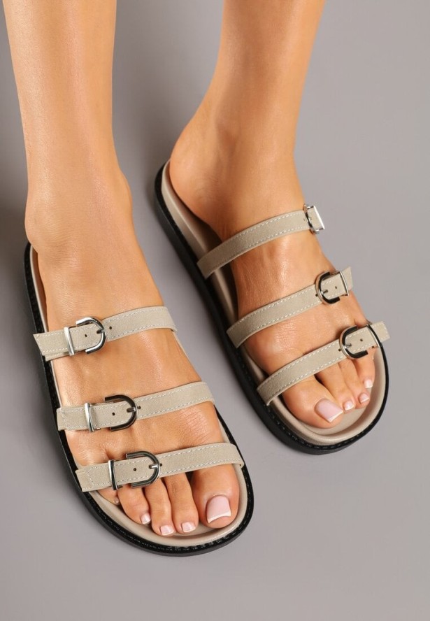 Ciemnobeżowe Klapki Ozdobione Trzema Paskami i Klamrami Jelfitia