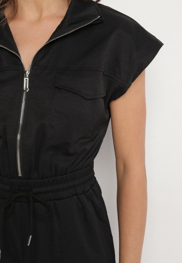 Czarny Kombinezon na Krótki Rękaw z Kołnierzykiem i Zapięciem na Suwak Kareldi