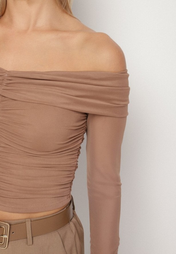 Ciemnobeżowa Siateczkowa Bluzka VICES z Odkrytymi Ramionami Ozdobiona Marszczeniem Tuvita