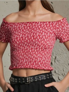 Marszczona bluzka z hiszpańskim dekoltem - wielobarwny