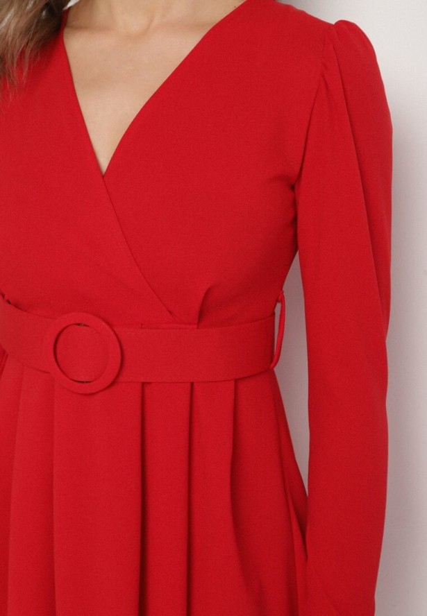 Czerwona Sukienka Rozkloszowana z Ozdobnym Paskiem Evilevi