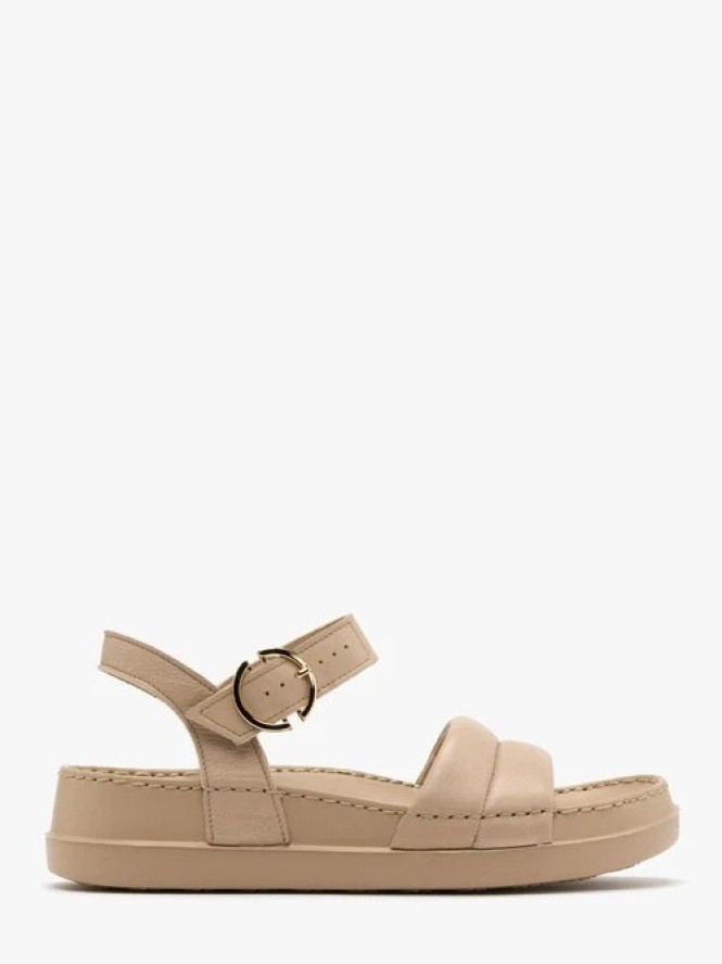 Kremowe sandały ze złotą sprzączką