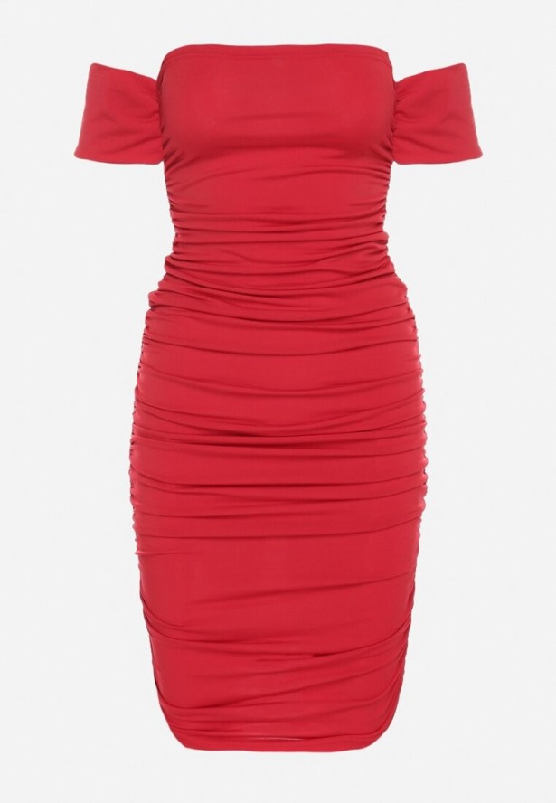 Czerwona Sukienka o Dopasowanym Kroju z Odkrytymi Ramionami i Drapowaniem Tosoria