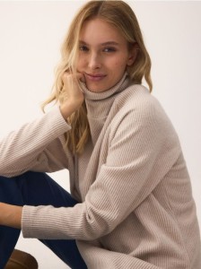 Długa bluza z golfem - beżowy