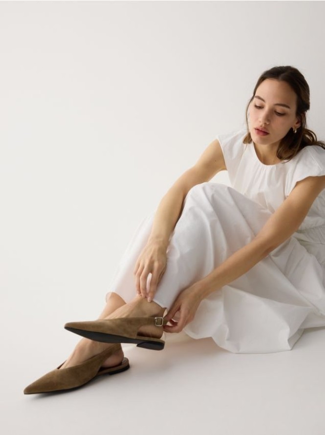 Zamszowe baleriny z odkrytą piętą - beżowy