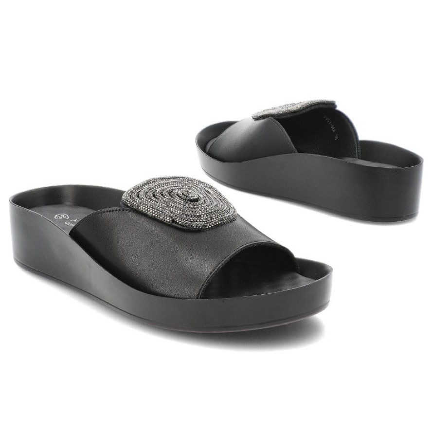 Klapki damskie S. Barski, na platformie skórzane z ozdobą, czarne, KV51-028