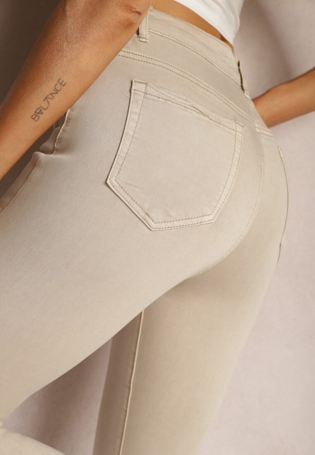 Jasnobeżowe Dopasowane Jeansy z Postrzępioną Nogawką Harthi