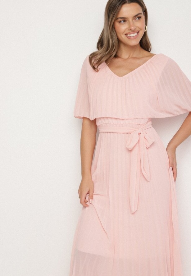 Jasnoróżowa Sukienka Plisowana z Szeroką Falbaną Przy Dekolcie Dinara