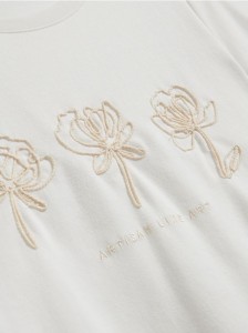 T-shirt z haftowanym wzorem - złamana biel