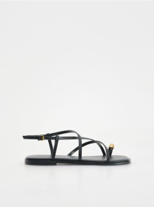 Sandały z ozdobnym okuciem - czarny