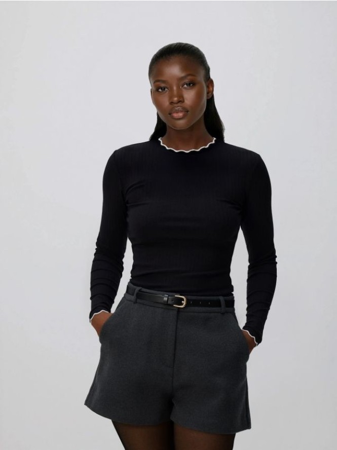 Bluzka z kontrastową lamówką - czarny