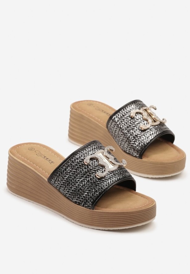 Czarne Klapki na Koturnie Ozdobione Cyrkoniową Aplikacją i Plecionką Kinaris