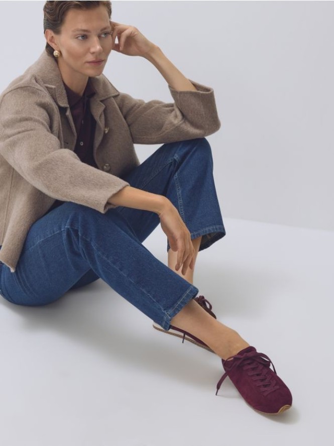 Zamszowe sneakersy - mahoniowy