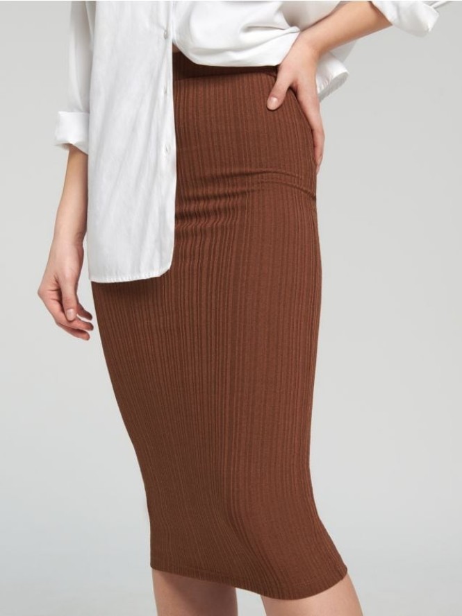 Prążkowana spódnica midi - brązowy