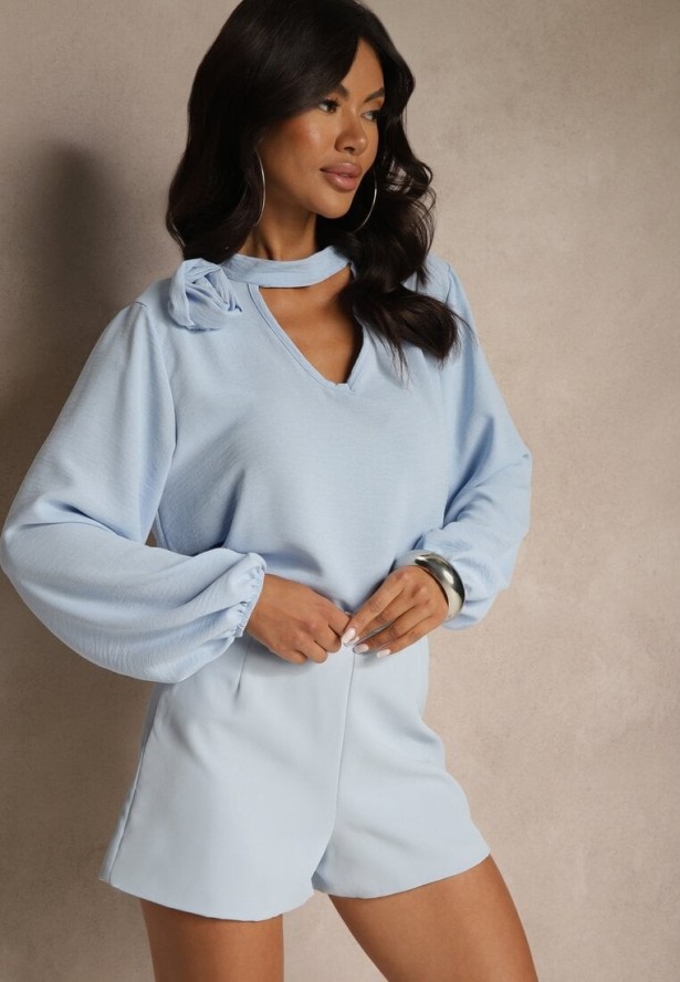 Jasnoniebieska Bluzka z Ozdobnym Kwiatem Tolna