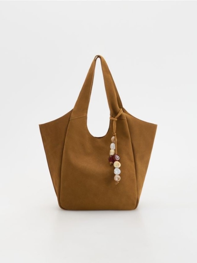 Zamszowa torebka shopper z zawieszką - brązowy